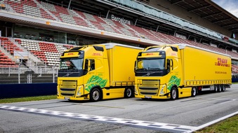 Deutsche Post DHL Group: PM: DHL unternimmt nächste Schritte in der grünen  Logistik für die Formel 1® mit Einführung einer ersten Lkw-Flotte, die durch Biokraftstoff den CO2-Fußabdruck reduziert / PR: DHL takes green logistics to the next ...