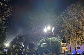 Freiwillige Feuerwehr Bad Honnef: FW Bad Honnef: Ausgedehnter Dachstuhlbrand - 100 Einsatzkräfte im Einsatz