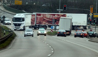 ACV Automobil-Club Verkehr: Forsa: Fast drei Viertel der Bürger gegen Riesen-Lkw / Ablehnung von Gigalinern nach fast fünf Jahren Test in Deutschland gewaltig (FOTO)