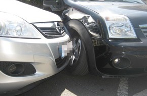 Polizeidirektion Neustadt/Weinstraße: POL-PDNW: Bei Verkehrsunfall durch Ladung leicht verletzt