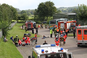 RKiSH: Größeres Notfallereignis (GröNo): Einsatzübung in Albersdorfer Kaserne / 45 Verletzte / Großaufgebot an Rettungskräften vor Ort