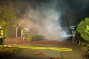 FW-RD: Zwei Carports brennen in Quarnbek ab - Feuerwehr kann Wohnhäuser retten