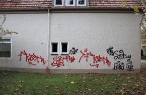 Polizei Paderborn: POL-PB: Farbschmierereien an Gebäude und Autos