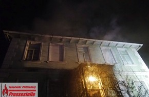 Feuerwehr Plettenberg: FW-PL: OT-Stadtmitte. Wohnungsbrand forderte die Feuerwehr. Brand war in Zwischendecke und Dachstuhl übergeschlagen. Bewohner verletzt.