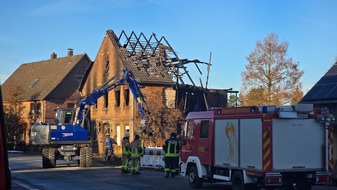 FW Dörentrup: Explosion mit anschließendem Großbrand in Wohnhaus - eine Person tot aufgefunden