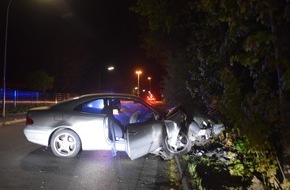 Kreispolizeibehörde Herford: POL-HF: Mercedes kommt von Fahrbahn ab- Beifahrer leicht verletzt