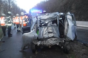 Polizei Düren: POL-DN: Pkw prallt gegen Baum - Fahrer schwerverletzt