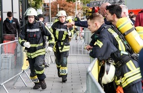 Freiwillige Feuerwehr Bedburg-Hau: FW-KLE: Bedburg-Hauer Feuerwehrmann Lukas Schiemann beim 9. Skyrun der Feuerwehr Düsseldorf