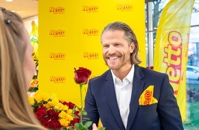 Netto Marken-Discount Stiftung & Co. KG: Herzklopfen bei Netto: Bachelor Paul Janke verteilt Valentinstags-Rosen