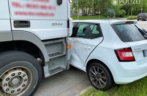 Polizeipräsidium Westpfalz: POL-PPWP: Lkw schiebt Pkw vor sich her