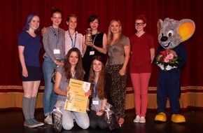 Deutsches Kinderhilfswerk e.V.: Projekt "Mädchenjahreskalender" aus Berlin gewinnt die Goldene Göre des Deutschen Kinderhilfswerkes (FOTO)