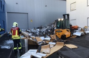 Feuerwehr Gelsenkirchen: FW-GE: Feuer auf Freigelände eines Baustoffhandels in Schalke Nord zerstört Dämmmaterial und Pkw / Das Übergreifen der Flammen auf angrenzende Betriebsgebäude kann erfolgreich verhindert werden
