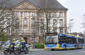 Polizei Essen: POL-E: Essen/ Mülheim an der Ruhr: Längster "Streifenwagen" hat seinen Dienst aufgenommen - Wir berichteten - Fotos/Videos - Eskortierter Linienbus fiel bereits heute zahlreichen Essenern auf