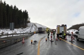 Polizeiinspektion Göttingen: POL-GÖ: (63/2023) Unfall auf der A 7: LKW prallt gegen Metallgleitschutzwand und kommt auf Gegenfahrbahn zum Stehen, kein Personenschaden, Autobahn in beide Fahrtrichtungen für Bergungsarbeiten gesperrt