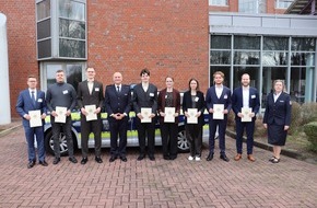 Hauptzollamt Kiel: HZA-KI: Acht neue Anw&auml;rterinnen und Anw&auml;rter: Hauptzollamt Kiel vereidigt Nachwuchs f&uuml;r den gehobenen Zolldienst