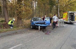 Polizeiinspektion Stade: POL-STD: 18-jähriger Autofahrer gegen Baum geprallt und verletzt