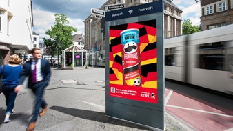 Pringles: #PringlesFlipFlag: Fans können digitale Werbeflächen von Pringles in Echtzeit steuern, um ihre Mannschaft zu unterstützen