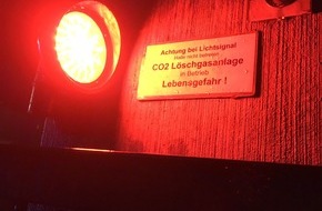 Feuerwehr Plettenberg: FW-PL: Ortsteil Holthausen - Brand in Maschine, CO2-Anlage löst aus