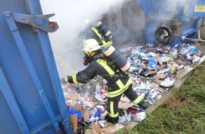 Feuerwehr Dortmund: FW-DO: Brennende Müllpresse sorgt für leichte Verrauchung im Lagerbereich eines Lebensmitteldiscounters // Keine Verletzten
