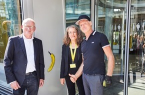 LVM Versicherung: Eine Banane für die LVM / Künstler Thomas Baumgärtel zeichnet Kunstsammlung LVM aus