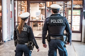 Bundespolizeidirektion München: Bundespolizeidirektion München: Rollstuhlfahrer attackiert Bundespolizisten und wirft Barhocker nach ihnen