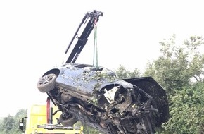 Polizei Münster: POL-MS: Sekundenschlaf nach Diskobesuch - Audi überschlägt sich mehrfach auf der A 31 - Fahrer und Beifahrer schwer verletzt