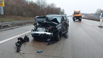 Polizeiinspektion Hildesheim: POL-HI: Verkehrsunfall auf der BAB 7 f&uuml;hrt zu massiven Verkehrsbehinderungen
