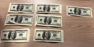 Bundespolizeidirektion Sankt Augustin: BPOL NRW: Mann versucht gefälschte Dollarscheine einzuzahlen - Bundespolizei zieht Falschgeld ein +++Foto+++