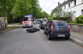 Kreispolizeibehörde Herford: POL-HF: Verkehrsunfall - 
Rollerfahrer fährt in parkenden PKW