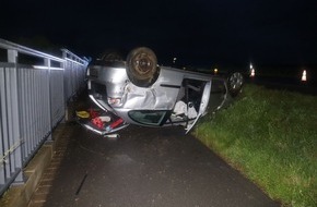 Kreispolizeibeh&ouml;rde Herford: POL-HF: Verkehrsunfall mit Flucht - PKW landet auf dem Dach und der Fahrer entfernt sich von der Unfallstelle