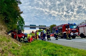 Feuerwehr Iserlohn: FW-MK: Zwei Fahrzeuge kollidieren und überschlagen sich auf der Autobahn