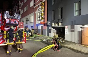 Feuerwehr Essen: FW-E: Mehrere Müllcontainer brennen mit starker Rauchentwicklung in einer Hofdurchfahrt eines Hotels - keine Verletzten