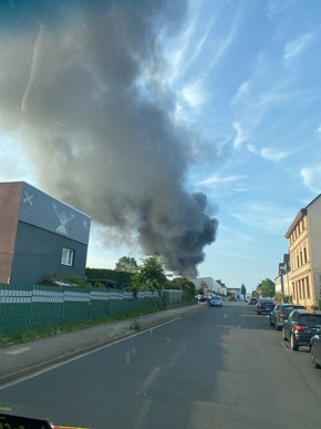 FW-Velbert: Lagerhalle brennt in voller Ausdehnung