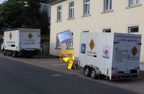 Polizeidirektion Kaiserslautern: POL-PDKL: LKW weicht aus und prallt gegen Hinweistafel