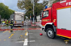 Feuerwehr München: FW-M: Fahrer hat unglückliches Händchen (Berg am Laim)