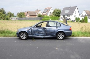 Kreispolizeibehörde Herford: POL-HF: Verkehrsunfall - BMW stößt gegen Laternenmast