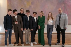 Children for a better World e.V.: Engagierte Jugendliche aus Berlin mit dem CHILDREN JUGEND HILFT Preis in Berlin geehrt