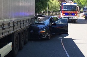 Feuerwehr Plettenberg: FW-PL: OT-Eiringhausen. Schwerer Verkehrsunfall. PKW fährt unter Sattelauflieger eines LKW. 1 Verletzte.