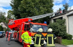 Feuerwehr Mülheim an der Ruhr: FW-MH: Drehleiterrettung vom Hausdach / Dachluke war zugefallen