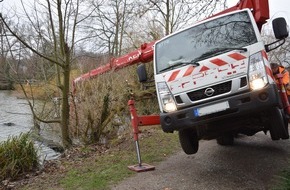 Feuerwehr Mülheim an der Ruhr: FW-MH: Arbeitskorb kippt in Teich. Riesenglück für Arbeiter.