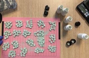 Bundespolizeiinspektion Magdeburg: BPOLI MD: Bundespolizei stellt vermutlichen Drogendealer: 180 Ecstasy- Tabletten, knapp 1400 Euro und 5 Mobiltelefone