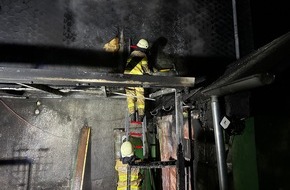 Feuerwehr Bergisch Gladbach: FW-GL: Feuerwehr verhindert Dachstuhlbrand im Stadtteil Schildgen von Bergisch Gladbach - THW unterstützt