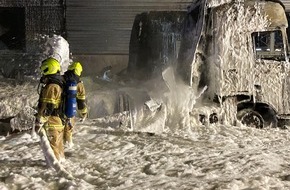 Feuerwehr Bremen: FW-HB: Zwei LKW gehen in Flammen auf - Großeinsatz für die Feuerwehr Bremen