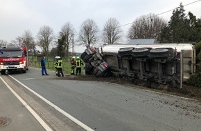 Polizei Coesfeld: POL-COE: Olfen, Vinnum, Borker Straße / Lkw Fahrer weicht aus und landet im Graben - Zeugen gesucht!