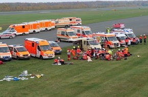 Verband der Feuerwehren im Kreis Paderborn: FW-PB: 250 Einsatzkräfte proben den Ernstfall auf dem Flughafen Paderborn/Lippstadt