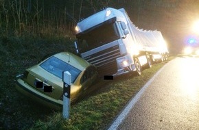 Feuerwehr der Stadt Arnsberg: FW-AR: Feuerwehr unterstützt Polizei bei schwerem Verkehrsunfall bei Arnsberg-Wennigloh