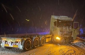 Polizeiinspektion Cuxhaven: POL-CUX: LKW verunfallt auf der BAB27 zwischen den Anschlussstellen Hagen und Stotel - Fahrzeugf&uuml;hrerin leicht verletzt - Aktuell Vollsperrung der Fahrbahn in Richtung Cuxhaven (Foto im Anhang)