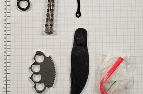 Bundespolizeidirektion Sankt Augustin: BPOL NRW: Bundespolizei stellt 3 Messer und 2 Schlagringe bei 34-Jährigen sicher