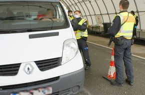 Bundespolizeidirektion München: Bundespolizeidirektion München: "Beförderungsdienste": Strafanzeigen beim Grenzübertritt / Rosenheimer Bundespolizei beschuldigt mehrere Fahrzeugführer