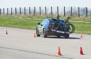 Touring Club Schweiz/Suisse/Svizzero - TCS: Test dei portabiciclette: se montati in modo adeguato, i sistemi di supporto sul gancio di traino sono una soluzione sicura